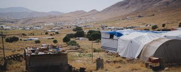 Karge Landschaft mit einem weitläufigen Zeltlager