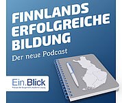 "Finnlands erfolgreiche Bildung. Der neue Podcast. Ein.Blick" steht weiß auf blauem Hintergrund. Ein Notizheft mit einer Finnlandkarte und einem Stift liegen darunter. 