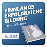 "Finnlands erfolgreiche Bildung. Der neue Podcast. Ein.Blick" steht weiß auf blauem Hintergrund. Ein Notizheft mit einer Finnlandkarte und einem Stift liegen darunter. 