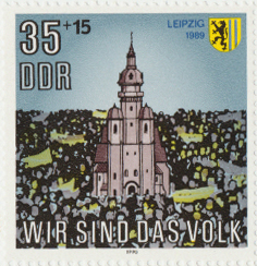 alte Briefmarke mit der stilisierten Nikolaikirche und Demonstrierenden in Leipzig